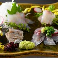 旬の野菜や、水揚げされたばかりの新鮮魚介。料理人自ら市場に出向き、自身の目で国産の上質な食材を仕入れています。厳選素材を和の技法で丁寧に料理した、新鮮で濃厚な旨みをぜひ堪能あれ。