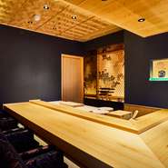 個室テーブル4席×2（仕切りを外して8名様まで）、カウンター個室6席（VIPルーム）写真はカウンター個室