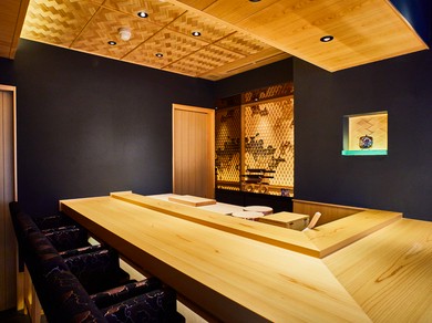 カウンター個室も完備。街の喧騒を忘れさせる贅沢な空間です