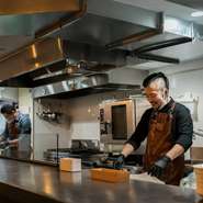 カウンターでは目の前でシェフが調理をし、ライブ感のある特等席　