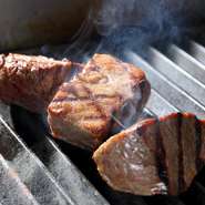 「あか牛」を恵比寿で堪能。牛一頭からわずかしか取れない希少部位を楽しめることも、阿蘇に自社牧場を持つこちらのお店ならでは。好きな部位を100gからオーダーできるステーキをはじめ、一品料理も多数楽しめます。