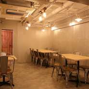 JR山手線「恵比寿駅」より歩いて4分ほど、精肉店の地下1階という隠れ家感も遊び心をくすぐります。店内はシンプルかつ落ち着いた印象のため、幅広い場面に活躍してくれます。