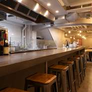 のんびりと過ごせるカウンター席。友人や仕事仲間とのプライベートなひとときから、気ままなお1人さま、大人なふたりのデートといったシチュエーションにも利用できそうです。