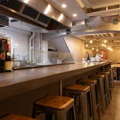 優雅なひとときを過ごすカウンター席