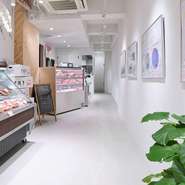 店舗1階入り口は精肉店。お肉のグラム数だけでなく、料理に合ったオススメ部位の相談も可能です。阿蘇の小国杉を使用した壁面の木材をはじめ、「あか牛」の故郷である熊本県にちなんだ店内のアイテムにも注目です。