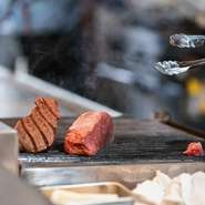 精肉店ショーケースを通り、奥まで行くと地下レストランへの階段が。
あか牛を部位ごとに最適な調理方でお出しします。
