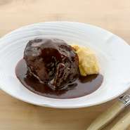 「あか牛」のオススメ部位を赤ワインでじっくりと煮込んだ逸品。使用する部位は日ごとに異なります。