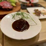 「あか牛」のオススメ部位を赤ワインでじっくりと煮込んだ逸品。使用する部位は日ごとに異なります。