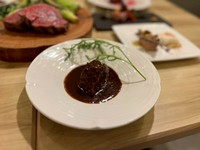 「あか牛」のオススメ部位を赤ワインでじっくりと煮込んだ逸品。使用する部位は日ごとに異なります。