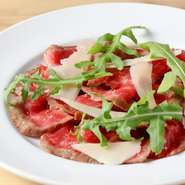 当日の入荷部位から特にオススメの部位を使用したカルパッチョ。「あか牛」の素材としてのクオリティを、シンプルに楽しむひと品。日ごとにおいしさの印象も異なるため、来店時にはぜひオーダーしたい逸品です。