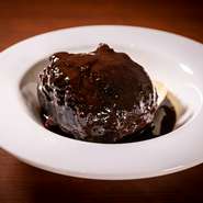 長年ホテルのフレンチ・洋食部門で活躍してきた料理人によるこだわりの逸品。赤ワインとのマリアージュを探求したハンバーグです。