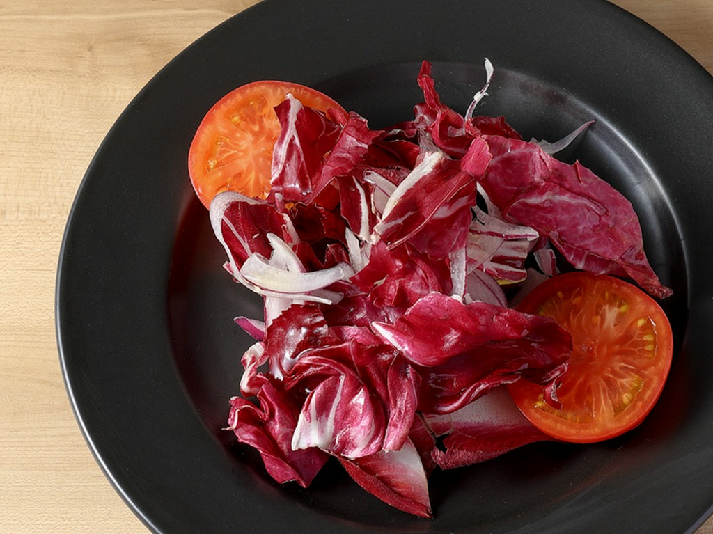 お肉をよりおいしく味わっていただくための逸品『レッドサラダ』