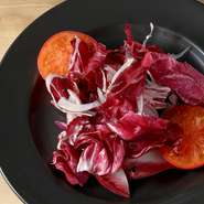 熊本県産トマトを中心とした鮮やかなサラダ。ドレッシングには「あか牛」の牛脂を用いたビネグレッドを使用しています。お肉の前に、苦味のあるサラダで胃をリフレッシュ。お肉をよりおいしく味わうための逸品です。