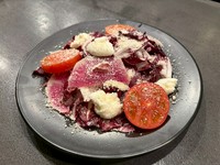 モッツァレラとフルーツトマトの赤いサラダ