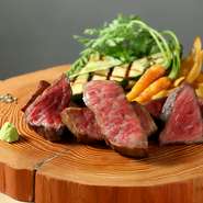 阿蘇の自社牧場より直送された十数種類にものぼる厳選部位から、好きな部位を好きなグラム数でステーキとして楽しめます。高級部位・希少部位の食べ比べまで、「あか牛」をとことん満喫できるひと品です。