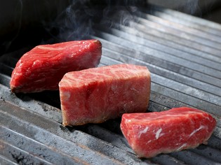 阿蘇の自社牧場から直送される、選りすぐりの「あか牛」