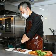 和気藹藹と楽しくお食事を楽しんでいただきたいと料理人。精肉店奥の地下1階という隠れ家的な雰囲気も魅力的なお店。入りにくさや緊張感を和らげるため、接客面では明るさを意識しているとか。