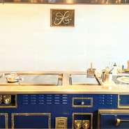 昼は自然光が差し込み目の前の中之島公園も見渡せる開放感のある明るい店内、夜は落ち着いた雰囲気と目に映る夜景も楽しめます。