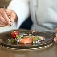 生産者の一日に見立てたコース料理でゲストをもてなすこちらのお店。毎日届く食材を確認してからメニューを組み立て、目覚め（アミューズ）から解放（デザート）まで趣向を凝らした一皿で楽しませてくれます。