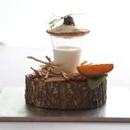 生産者から直接届く食材を見て毎日その日のベストな料理をフルコース7品前後で組み立てます。