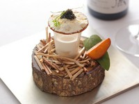 『始動：じゃが芋／小麦／キャビア』すべて手づかみで食す。素材の魅力を味わい尽くす