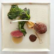 三重県津市美杉村の罠師古田さんから一頭で届く丁寧な処理を施された鹿肉は臭みが全くない鹿本来の味わい。
ソースはシンプルに鹿のブイヨンとアクセントにカカオソースで。