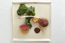 生産者から直接届く食材を見て毎日その日のベストな料理、コースを8皿で組み立てます。