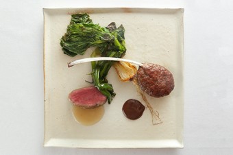 生産者から直接届く食材を見て毎日その日のベストな料理、コースを8皿で組み立てます。