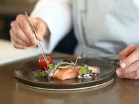 生産者から直接届く食材を見て、その日ベストな料理、コースを組み立てます。