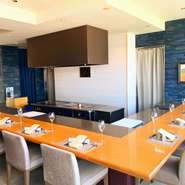 フラットな仕切のないゆったりしたカウンターでライブ感も楽しめます。