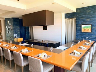 仕切りのないカウンター