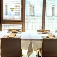 テーブル席でゆっくりとお食事と会話をお楽しみください。