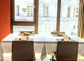 半個室のテーブル席