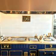 カウンター席目の前のフルオープンキッチン