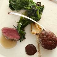 害獣駆除を目的に始められたという鹿狩り。生きたまま捕らえて手早く解体するため臭みがなく、肉質は驚くほどやわらかです。鹿の骨でだしを取り、歯ごたえのある部位はミンチに。鹿肉の魅力を存分に堪能できます。