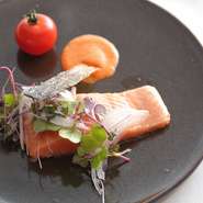 肉厚のサーモンを低温で燻し、昆布〆にした皮を添えた一皿です。サーモンピンクの身を飾るのは、持続可能な農業に取り組むポモナファームの新鮮野菜。究極のプチトマトといわれる“プチぷよ”こそが真の主役です。
