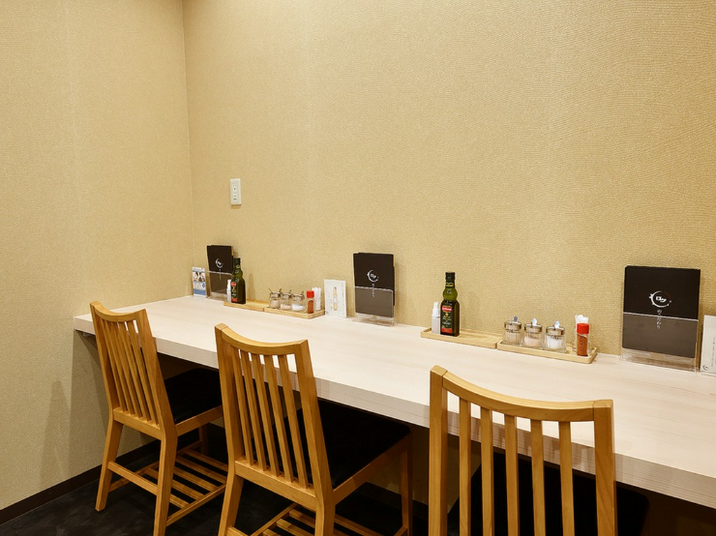お一人様でも気軽に利用しやすい壁際のカウンター席
