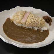 タマネギをじっくりと炒め、豚肉の旨みをギュッと濃縮させた自家製カレー。【とんかつロク】のとんかつに合うように、あっさりとした中辛に仕上げてあります。