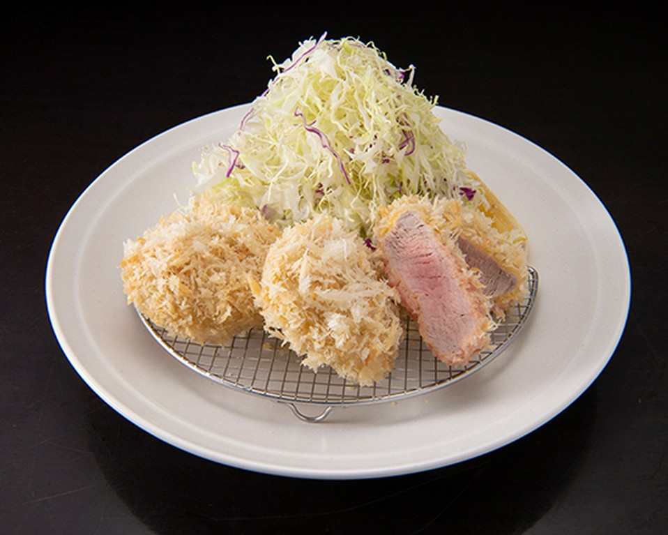 一度食べるとやみつきになる、低温調理で揚げた白いとんかつ