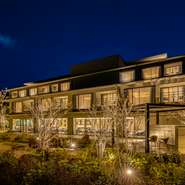 都会の喧騒から離れ、静寂とプライバシーを重視した空間で心からリラックスできる、大人の隠れ家ホテル。日常のストレスから解放され、静かな時間を美しい料理とともに贅沢に楽しむことができます。