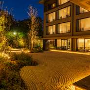 京都の中心地からは少し離れた場所にあり、優雅な雰囲気に包まれたレストラン。庭園を眺め四季折々の移ろいを愛でるランチ会やソムリエセレクトのワインを嗜むワイン会など、さまざまなスタイルで楽しめます。