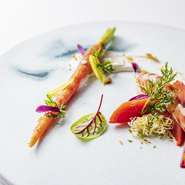 美術館のような店内では、まるで美術品のような料理の数々を堪能いただけます。。