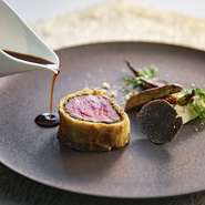 オークラフレンチ伝統の逸品
特撰和牛フィレ肉の中心にフォアグラを詰め、シャンピニオンデュクセルとパイで包み、サクサクに焼き上げ、トリュフの入ったぺリグーソースで仕上げた絶対の一品。