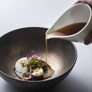 京野菜の「聖護院カブ」とフランス料理を代表する高級食材「フォアグラ」を、コンソメで合わせています。伝統のコンソメスープと京都ならではのテイストを利かせた一皿です。