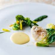 ※アレルギー、苦手なものがございましたら、コメント欄へ記載お願い致します。
※仕入れ等の状況により料金や内容が変更になる場合がございます。
※ドレスコードはスマートカジュアルでお願いしております。
ハーフパンツ、サンダル、男性の袖なし衣服及び着帽でのご来店はご遠慮いただいております。また男性のお客様にはジャケットの着用をお薦めしております。