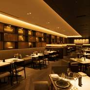 歴史的な建造物も多く並ぶ京都岡崎は、中心地からは少し離れている隠れ家的なエリア。この土地だからこその静謐な雰囲気と、ホテルならではの心地よさを体感できるレストランです。