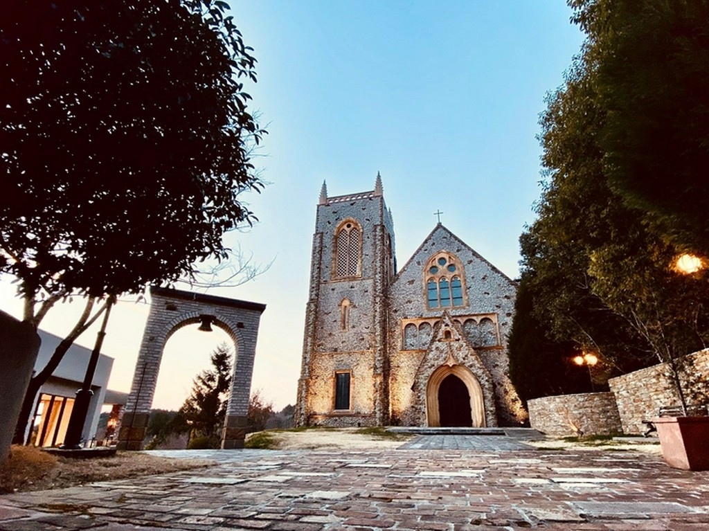 森にたたずむハニーストーンの教会に隣接するレストラン