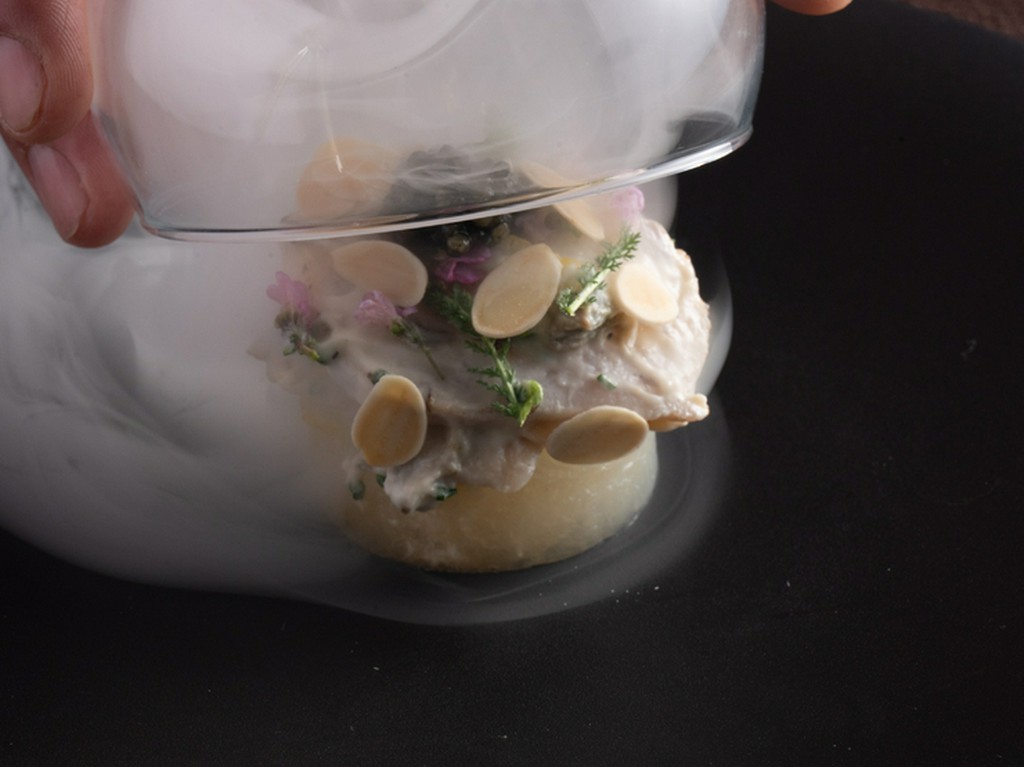 ガラスの蓋を開けると、桜のスモークが薫る『Specialite　鰤・大根』