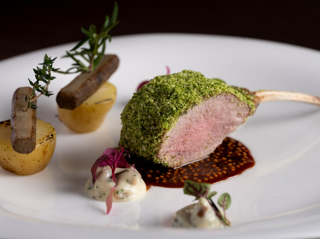 香草パン粉の香りと、美しい盛付け『Viand　仔羊背肉のロースト・ペルシヤード』