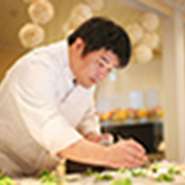 福田氏による趣向を凝らしたフランス料理の提供、上品で高級感に満ち溢れる店内、スタッフによる丁寧なサービス。三位一体となった、最高級の“おもてなし”でゲストを出迎えています。